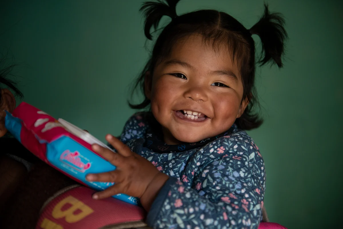 HeroImage_Kinderschutz-Bolivien Foto der lachenden, 17 Monate alte Cattleya