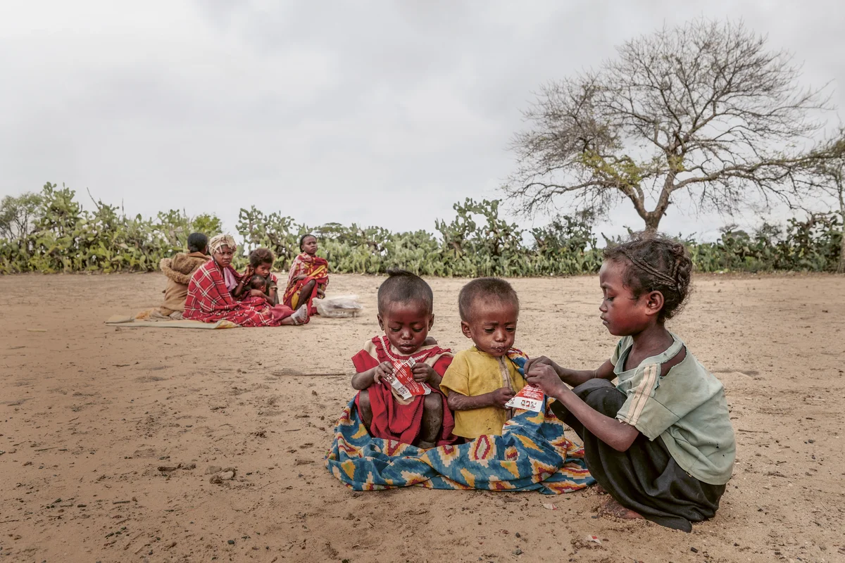 HeroImage Hungerkrise Madagaskar Drei Kinder, die sich von therapeutischen Ernährung ernähren.