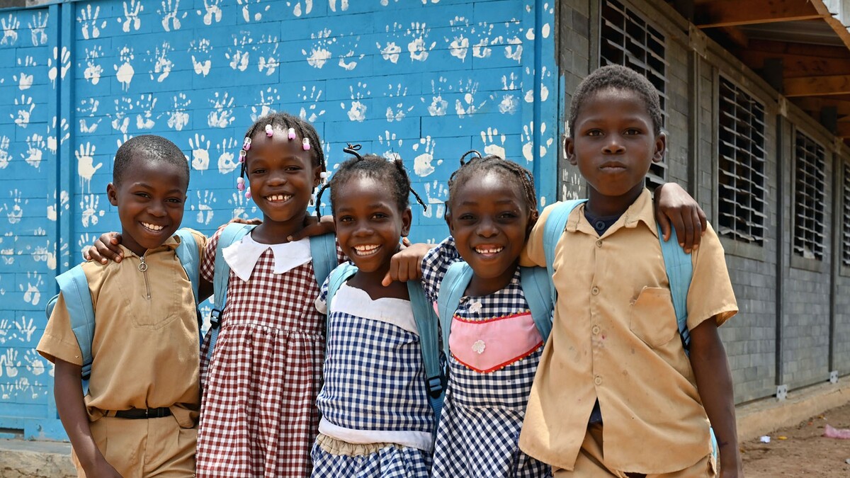 Schulhaus aus Kunststoffziegeln an der Elfenbeinküste