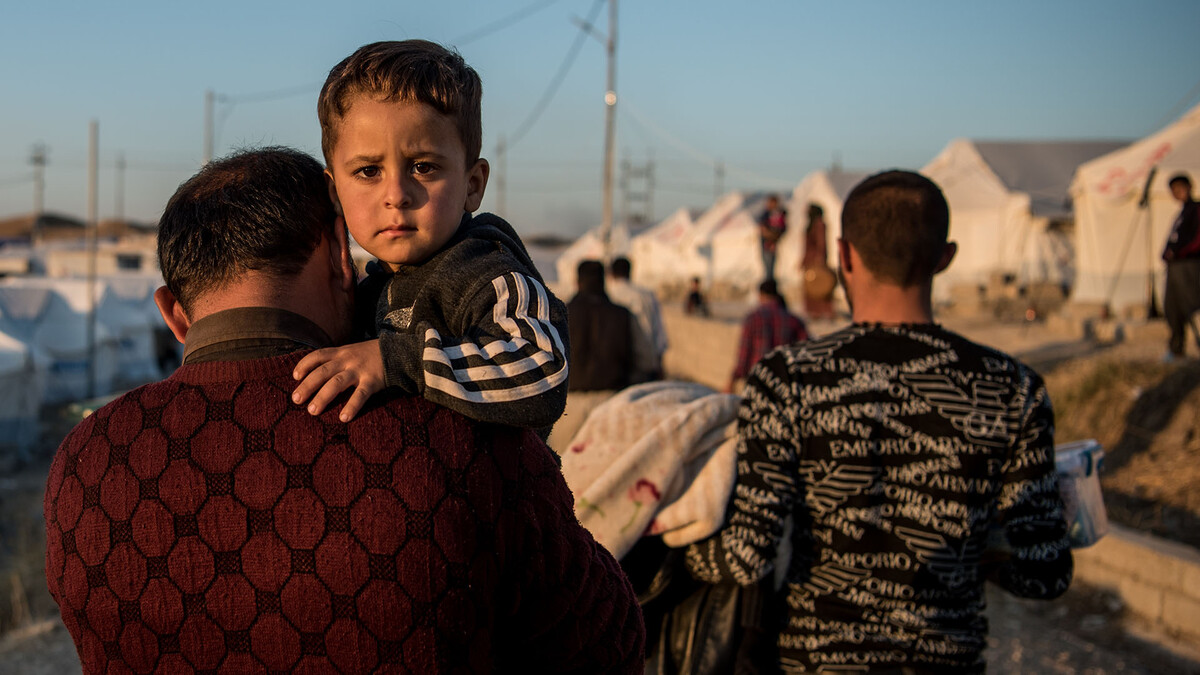 Syrischer Junge wird von seinem Vater getragen.