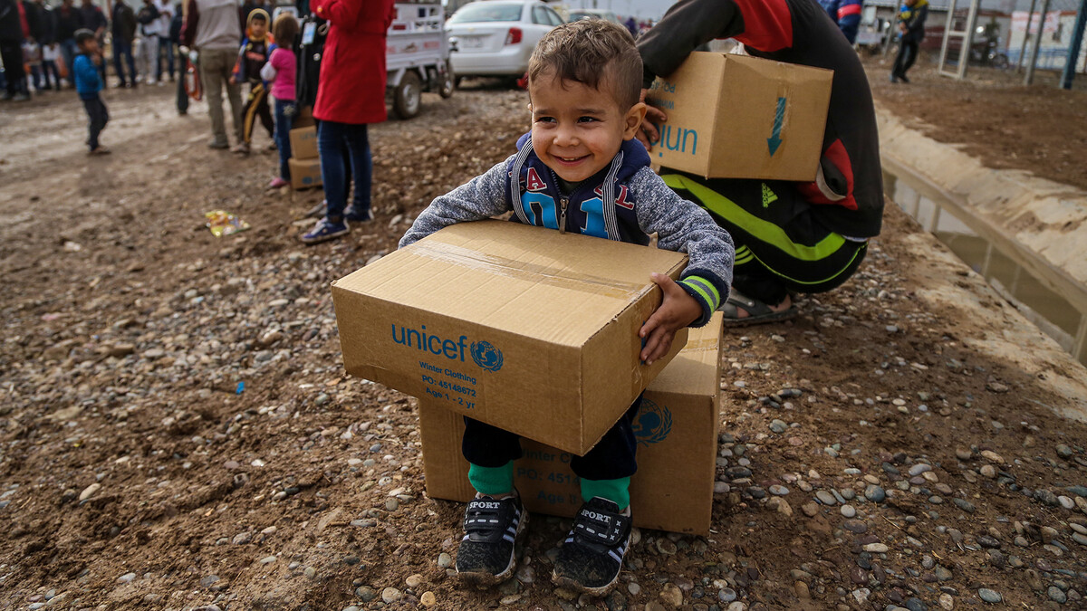 Kleiner Junge in Syrien mit UNICEF-Hilfgsütern.