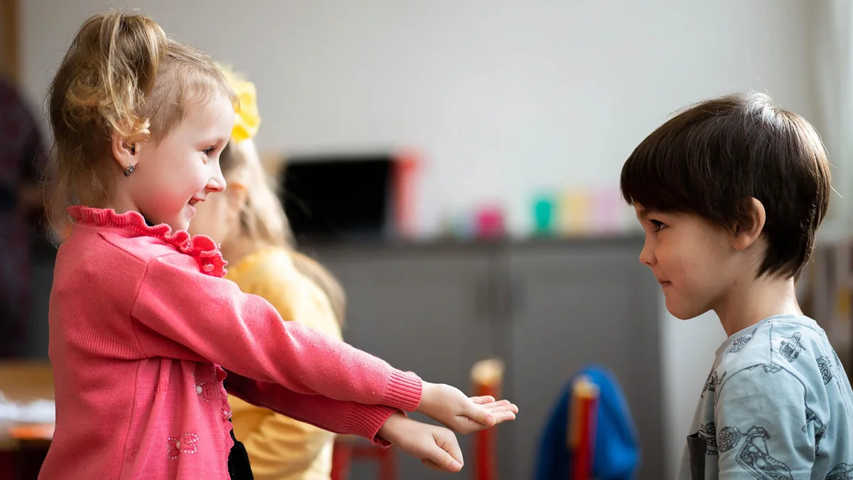 Kinder reichen sich die Hand.
