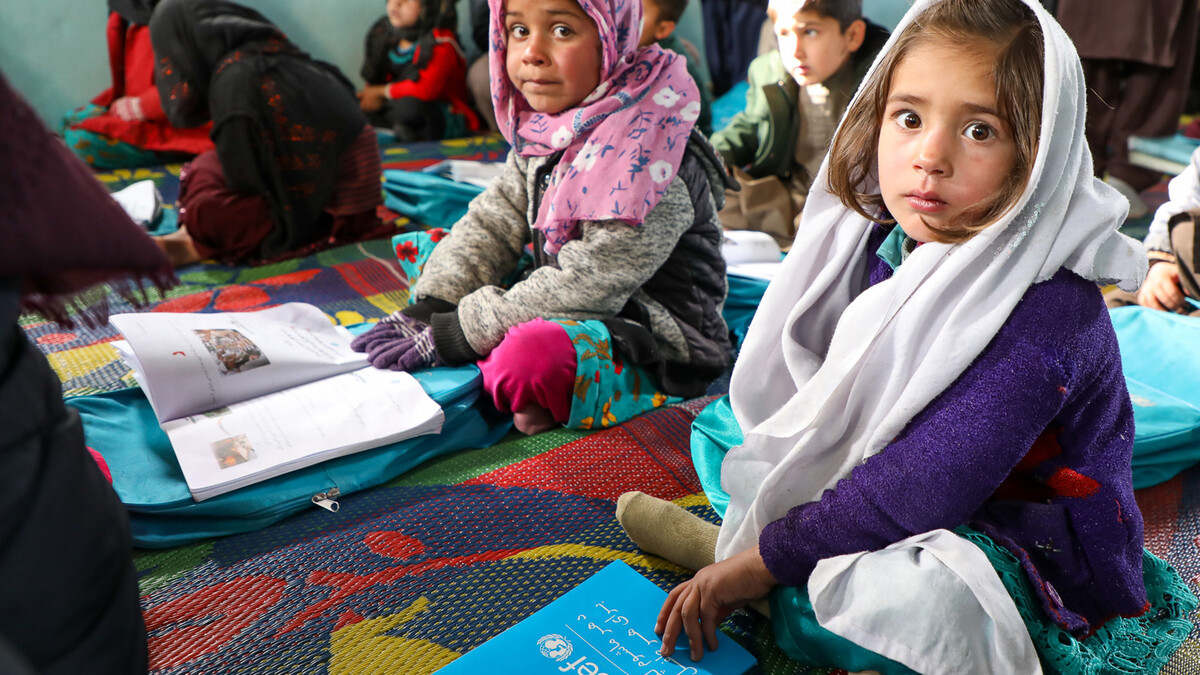 Kinder, die eine örtliche Gemeinschaftsschule in Afghanistan besuchen.
