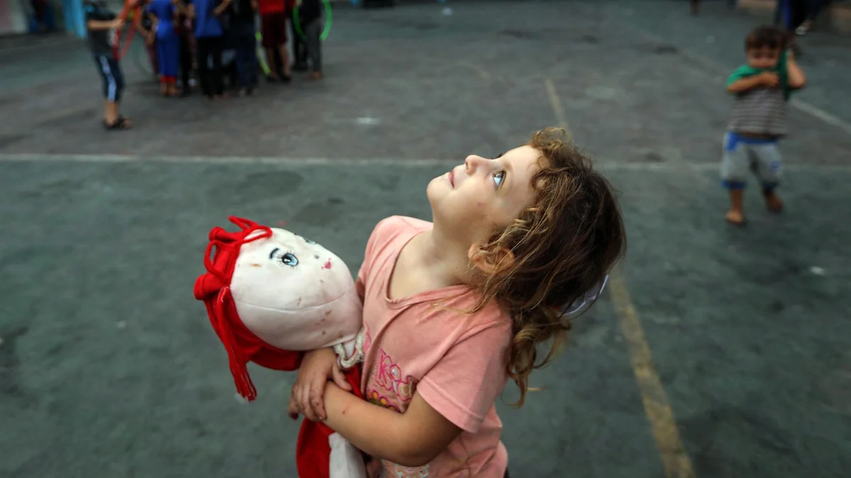 Mädchen sieht in den Himmel.