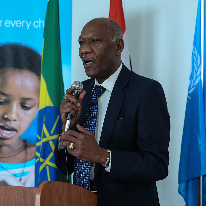 Siddig Ibrahim prononce un discours lors du programme du 65e anniversaire de l'UNICEF au Centre culturel Oromo