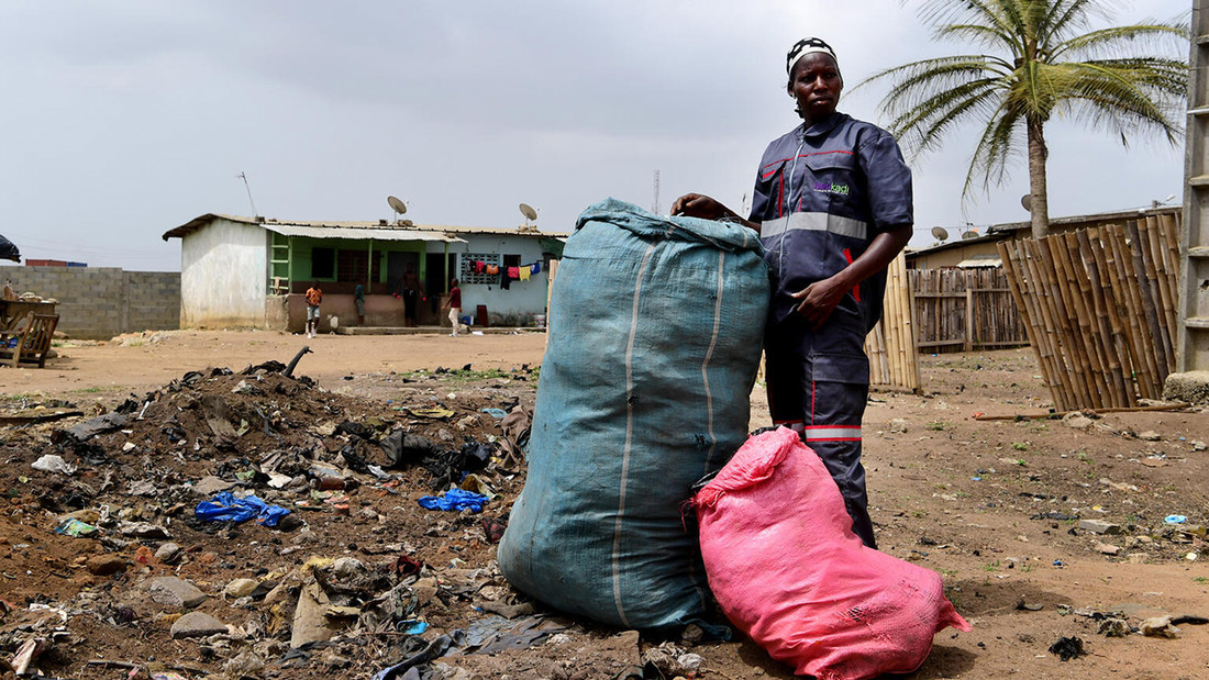 Die 31-jährige Mariam sammelt in Abidjan Plastikmüll für Conceptos Plasticos