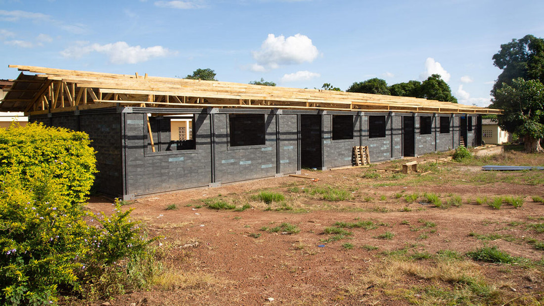In Sangouiné, im Westen der Elfenbeinküste, entsteht ein Schulhaus aus Kunststoffziegeln.