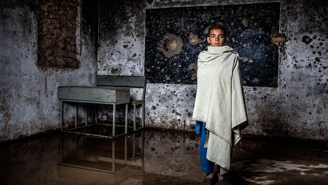 Zerstörtes Schulzimmer in Afghanistan