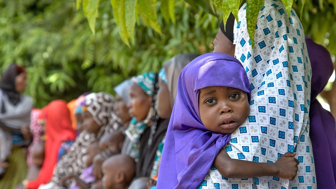 Unterernährtes Kind mit Mutter in Nigera