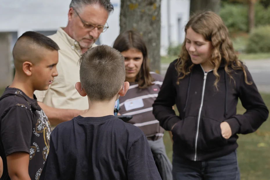 Workshop mit Kindern in einer angehenden «Kinderfreundlichen Gemeinde» bei einem Streifzug durchs Quartier.