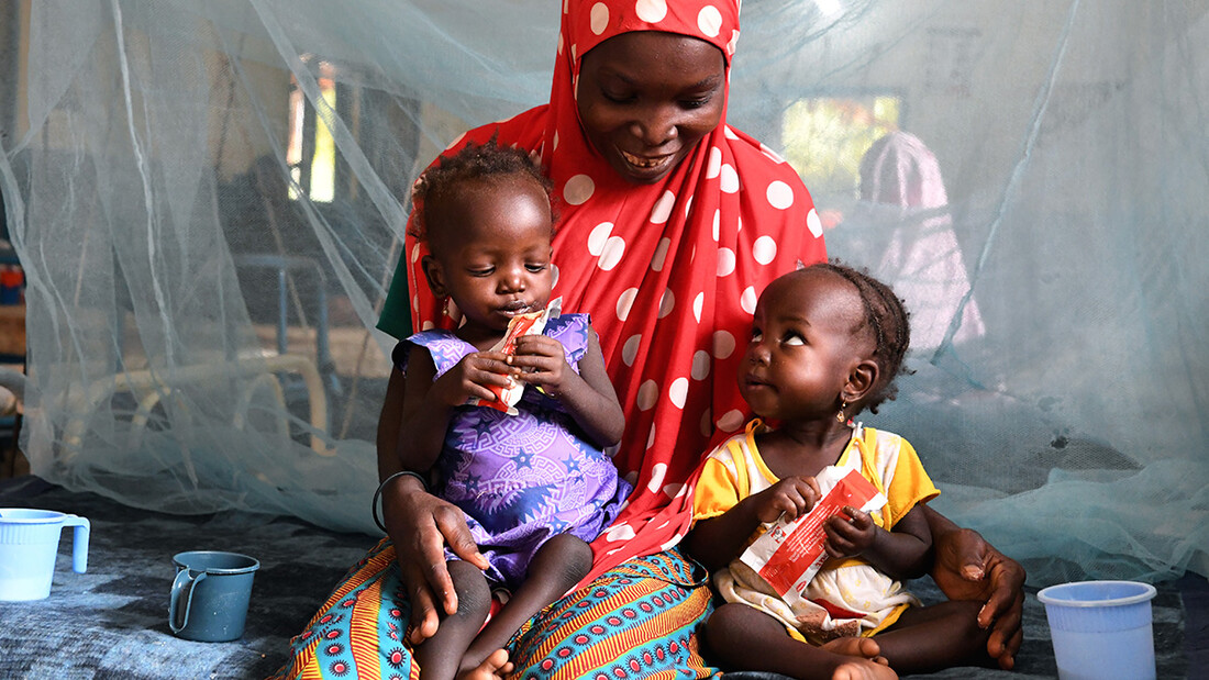 Niger : Nana Hadiza tient ses filles jumelles dans ses bras.