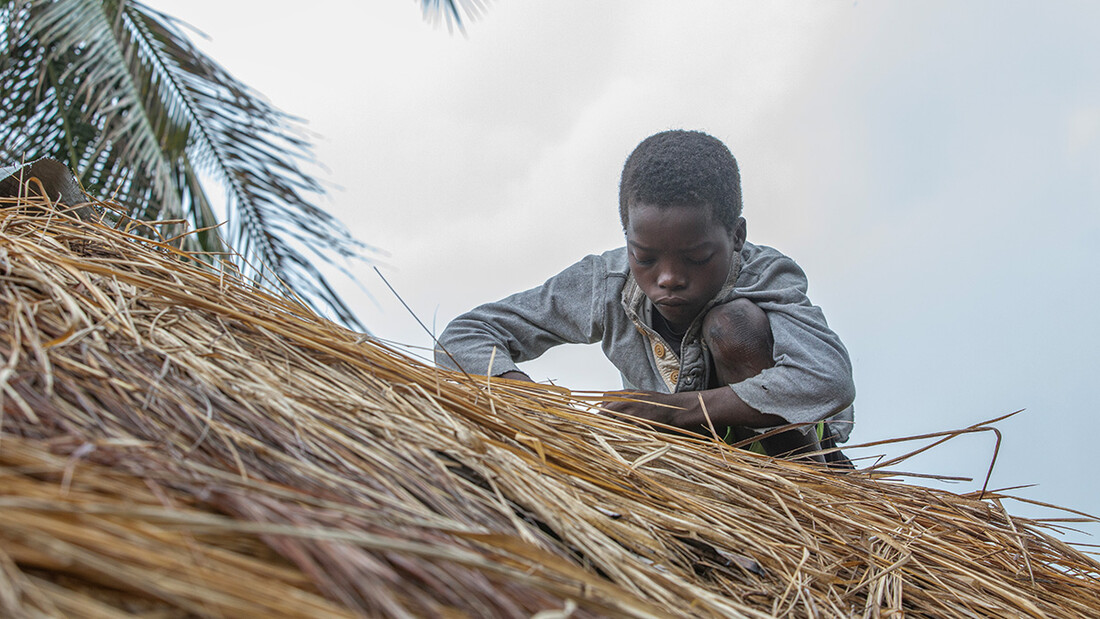 Manuel rafforza il tetto della sua abitazione prima dell’arrivo del ciclone «Freddy». 