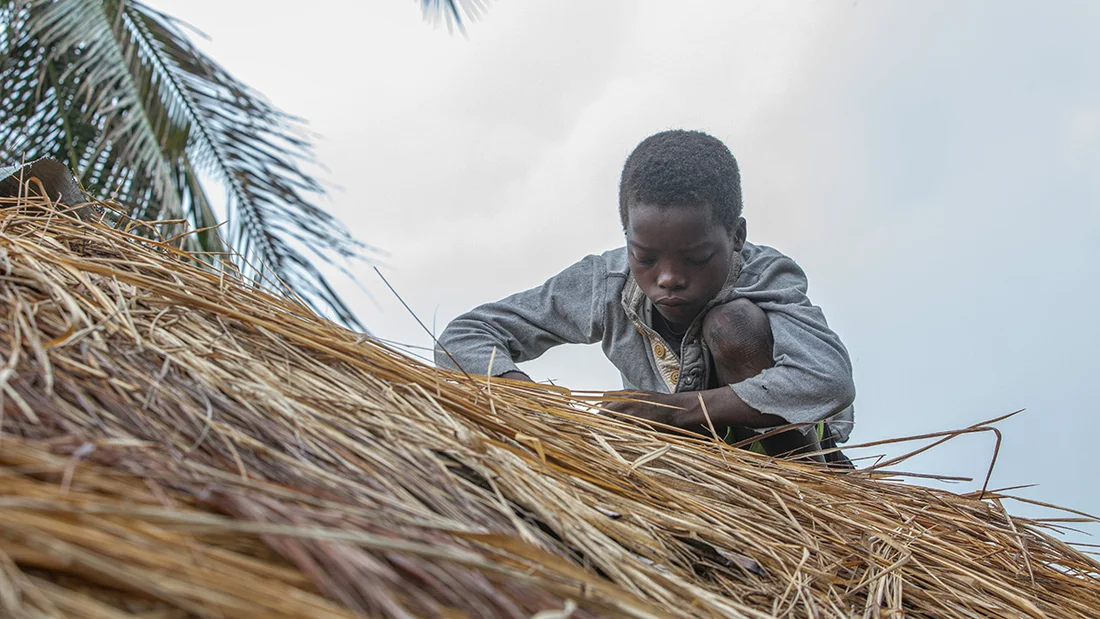 Avant le cyclone "Freddy", Manuel renforce le toit de sa maison. 