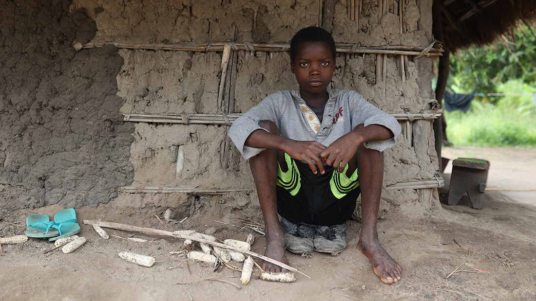 Manuel Benjamin, 12 ans, est assis devant sa maison au Mozambique.