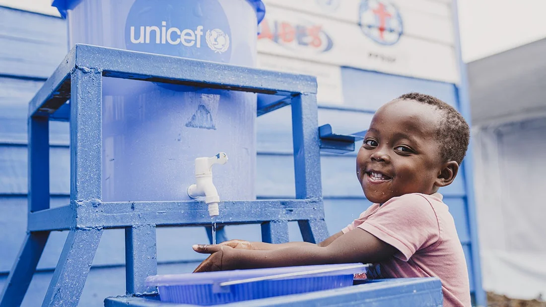 Kleinkind wäscht Hände mit sauberem Wasser von UNICEF