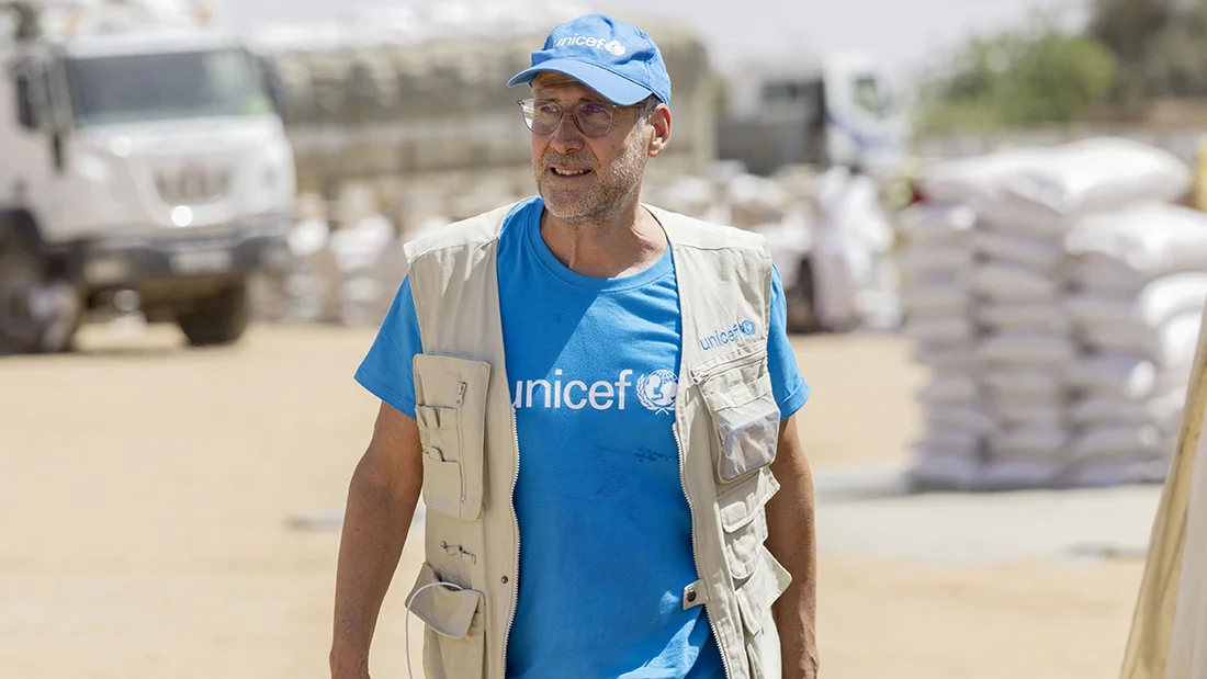 Mann mit UNICEF T-Shirt 