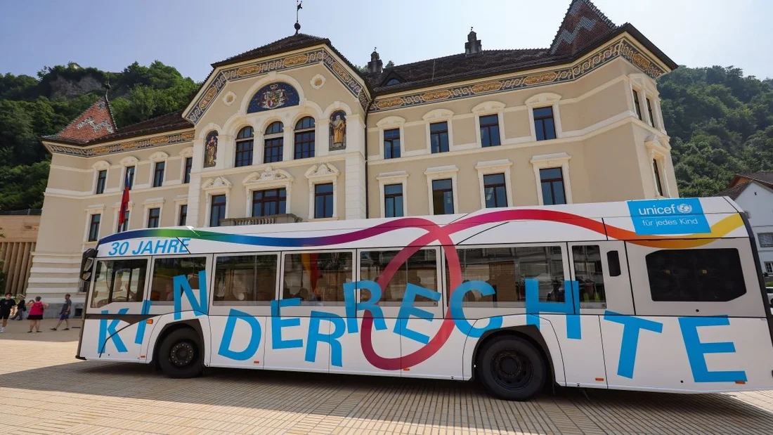 Der Kinderrechtebus vor dem Regierungsgebäude in Vaduz. 