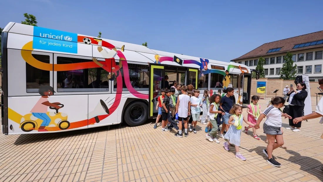 Kinder aus Schaan nach der ersten Fahrt vom Kinderrechtebus. 