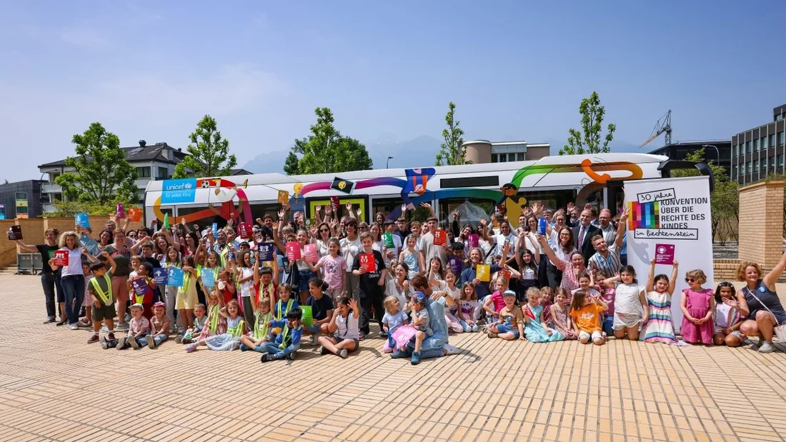 Rund 200 Personen kommen beim Auftaktevent für den Kinderrechtebus zusammen. 