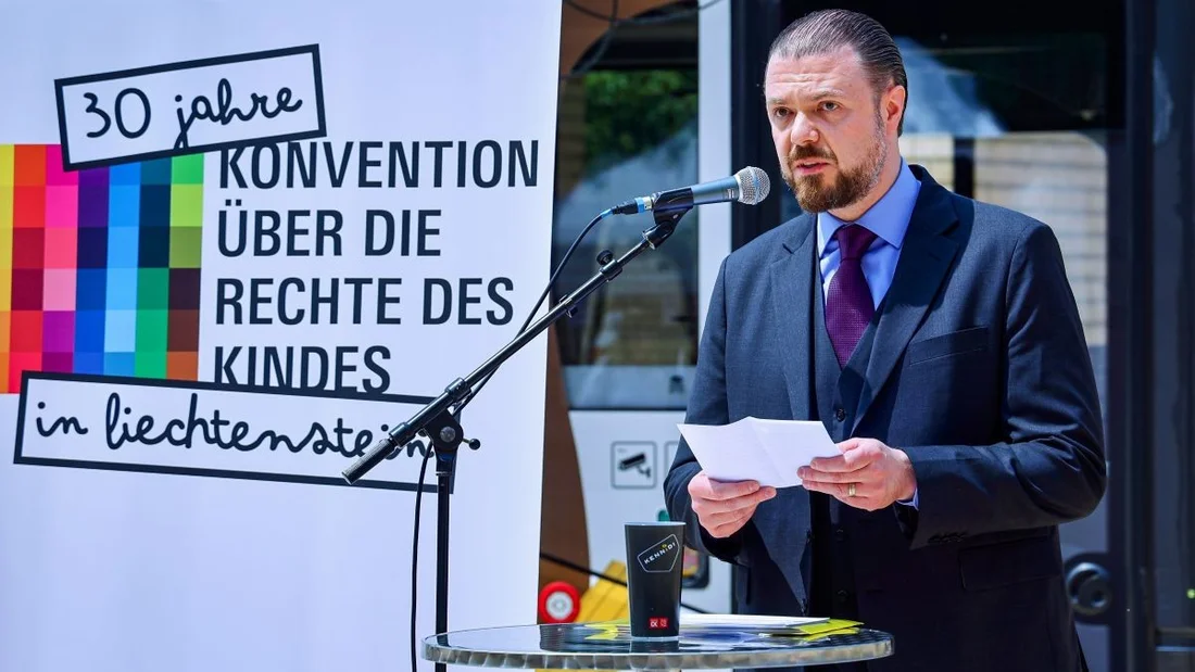 Gesellschaftsminister Dr. Emanuel Schädler betont in seinem Grusswort die Wichtigkeit der Kinderrechtskonvention.