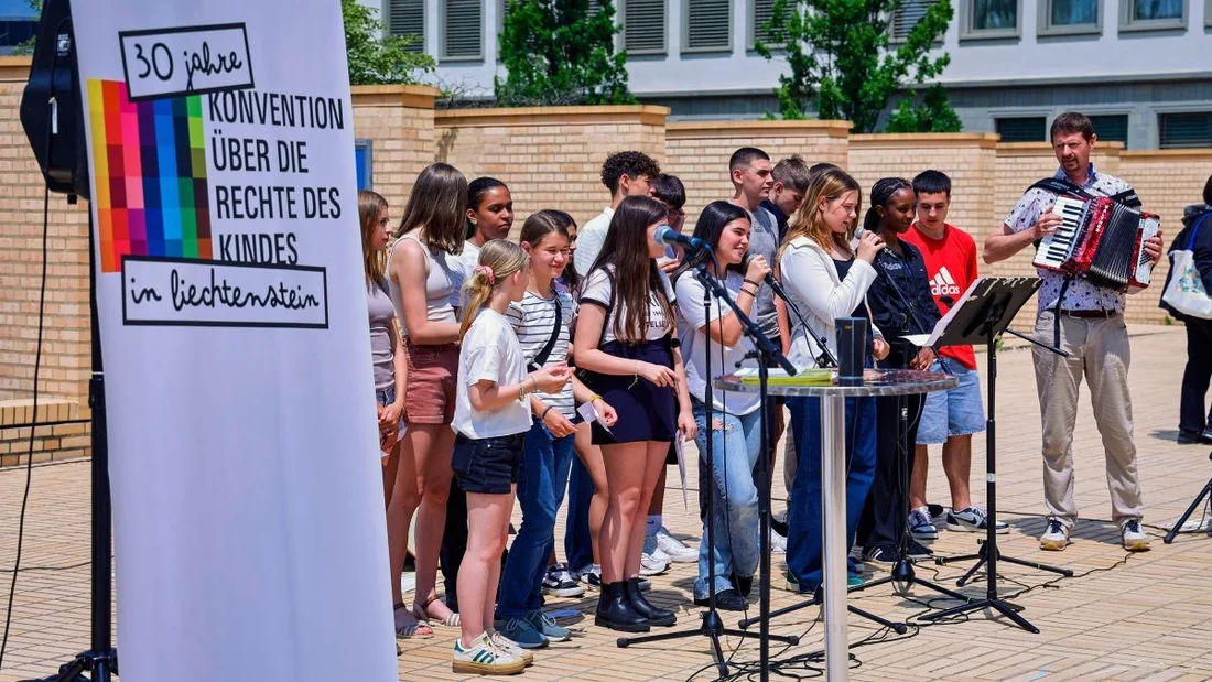 Eine Schulklasse der Oberschule Vaduz singt das Kinderrechtelied. 