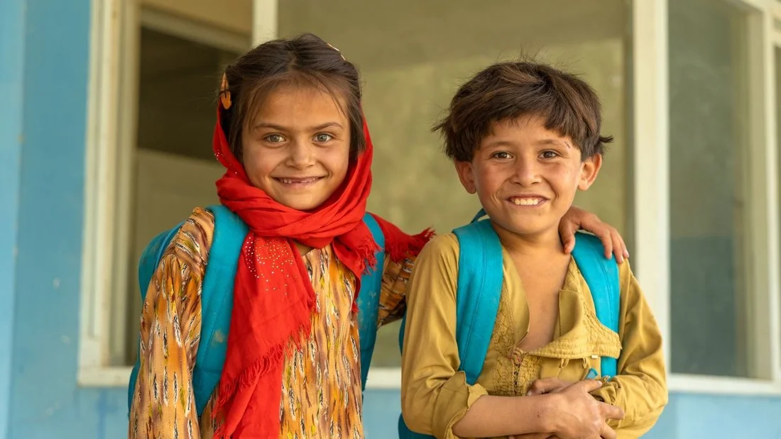 Due fratelli davanti alla loro aula scolastica in Afghanistan.