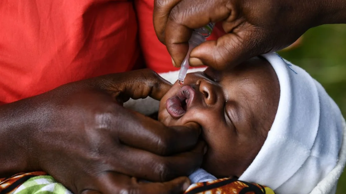 Un bambino riceve il vaccino antipolio.