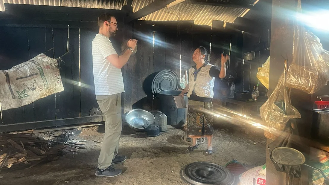 Kinderschutzexpertin Khamsai von UNICEF Laos mit Reporter Roman Wasik