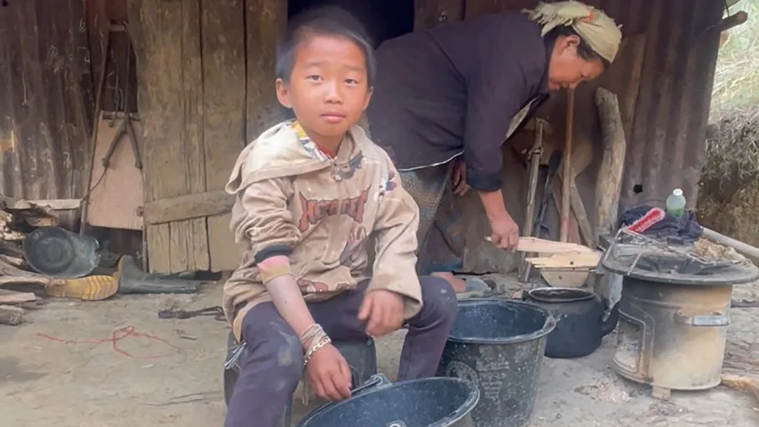 Laos, Khamnoy hilft seiner Grossmutter beim Haushalt