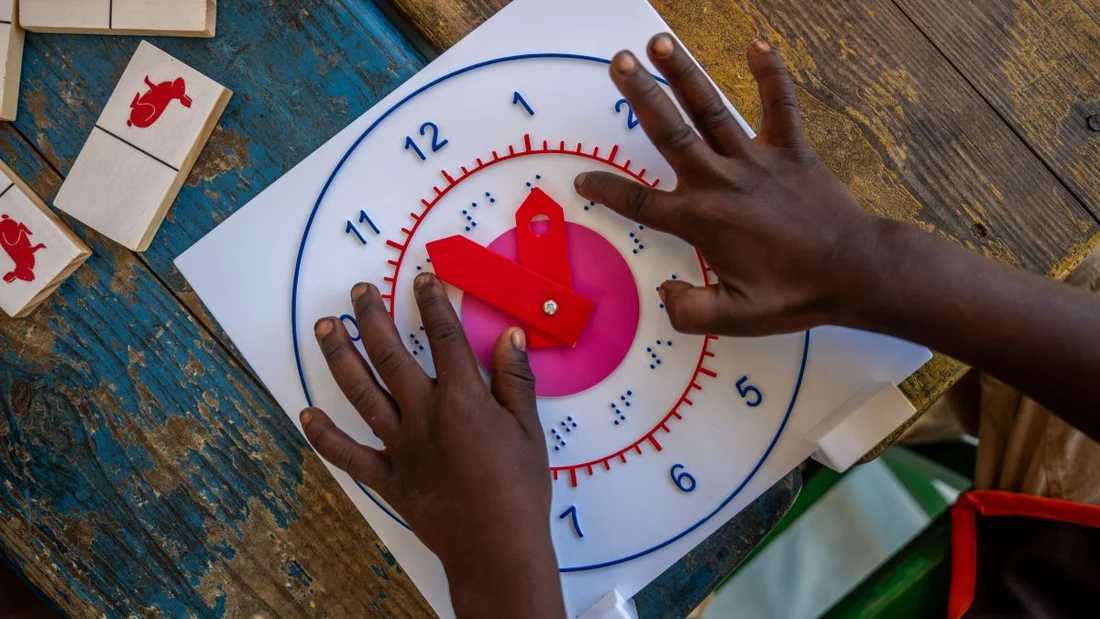 I bambini in età prescolare del Madagascar utilizzano il materiale didattico fornito dall'UNICEF “School-in-a-Box”.
