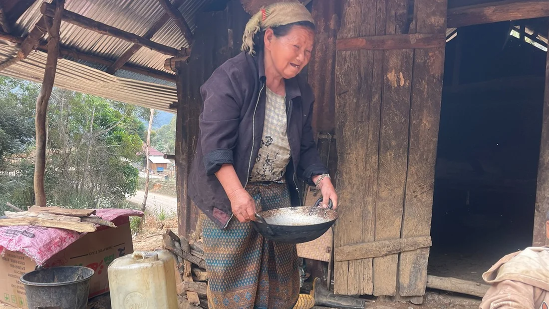 Laos, Khamnois Grossmutter bei der Hausarbeit