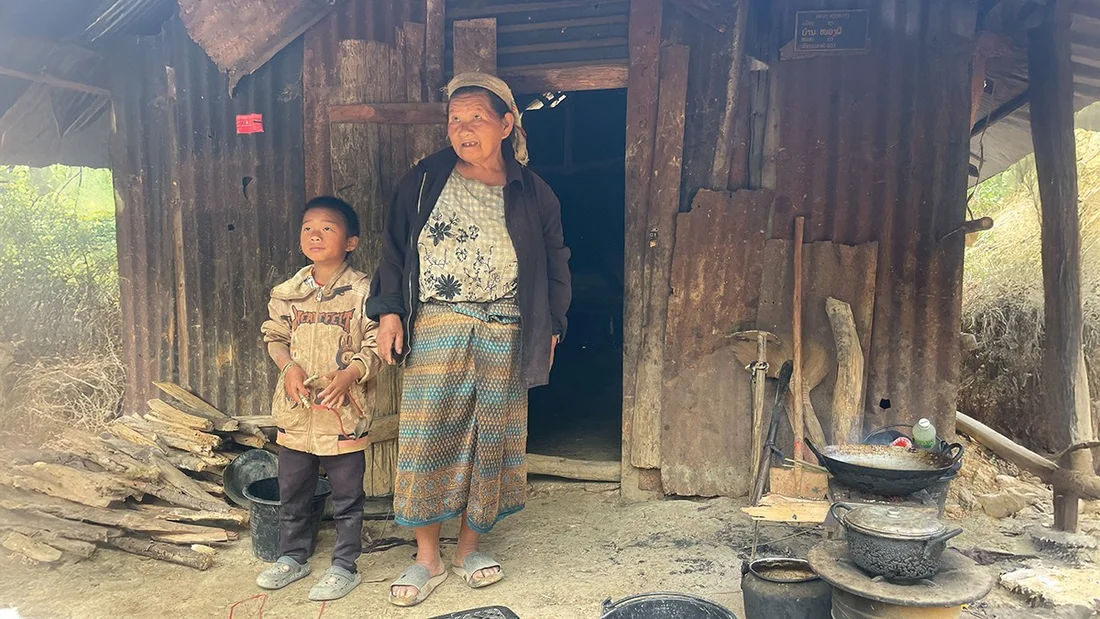  Laos, Khamnoi und Grossmutter