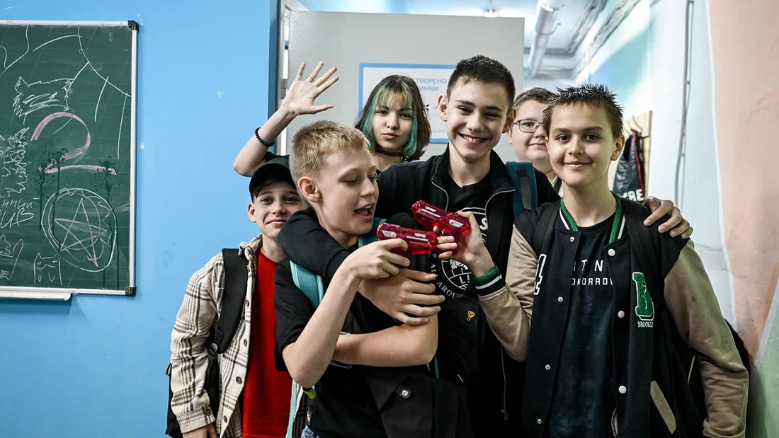 Eine Gruppe an Kindern lächelt in die Kamera.