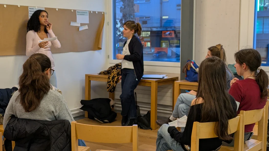 Die Teilnehmenden bringen ihre Ideen und Perspektiven zu Themen wie Digitalisierung und Armut aktiv in den Workshop ein.