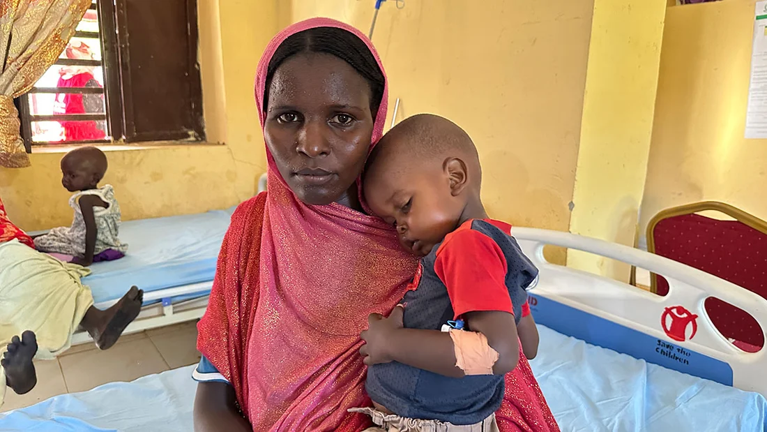Bub im Sudan wird auf Mangelernährung behandelt