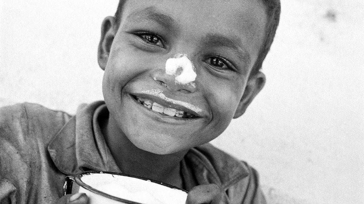 Bub trinkt Milch in Guatemala, 1950