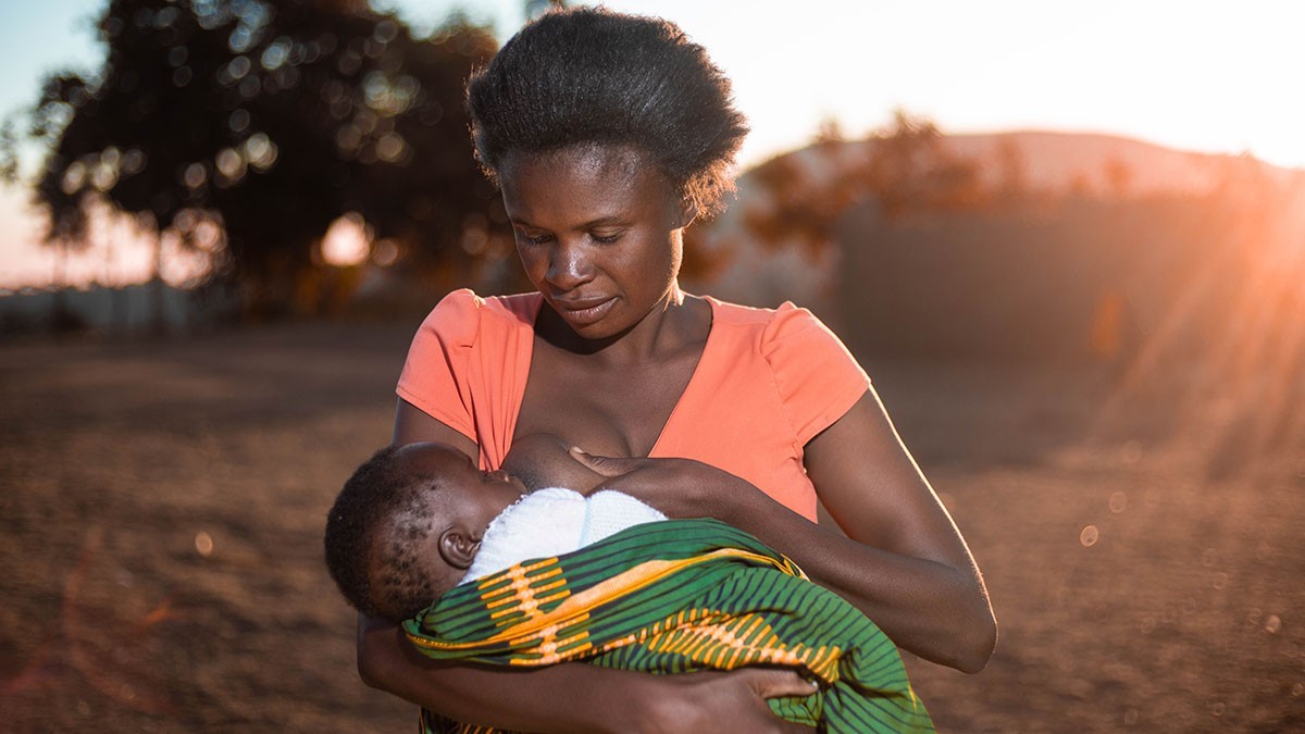 Frau stillt Baby in Malawi