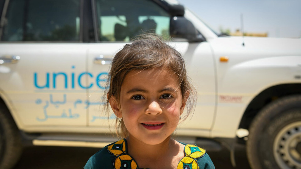 Mädchen vor UNICEF-Auto in Afghanistan