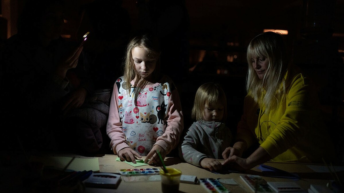 Inmitten von Stromausfällen und Angriffen auf die Stadt spielen Kinder in einem von UNICEF eingerichteten Spilno-Zentrum in einer U-Bahn-Station in Charkiw.