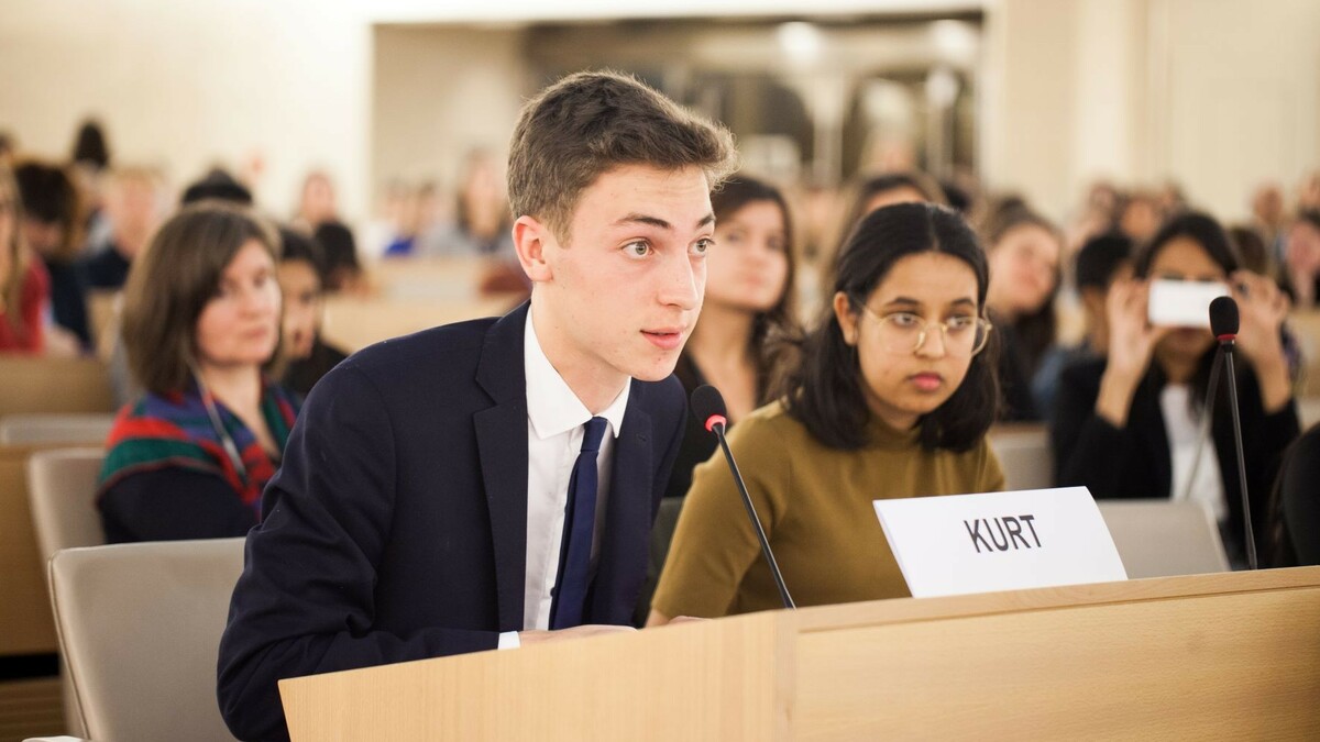 Jugendliche Teilnehmer an den Feierlichkeiten zum 30. Jahrestag des Übereinkommens über die Rechte des Kindes im Palais des Nations in Genf.