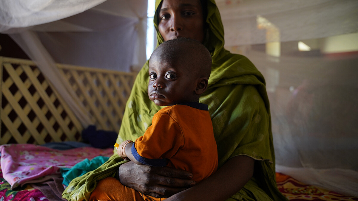 Sudan: Mutter mit Kind im Arm.