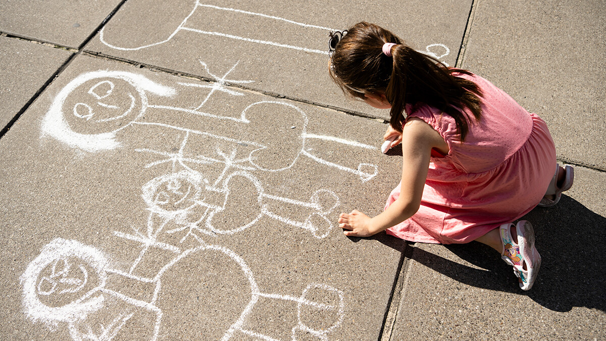 Mädchen malt auf der Strasse.