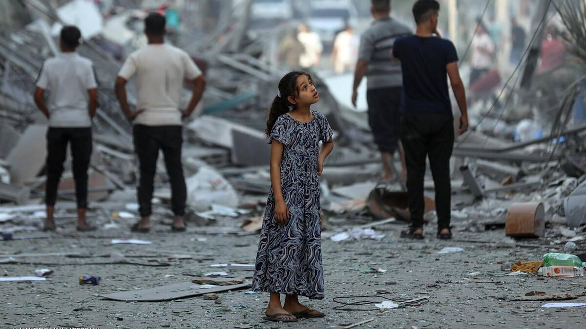 7. Oktober 2023, Gazastreifen: Die 7-jährige Amal betrachtet fassungslos ihre zerstörte Nachbarschaft.