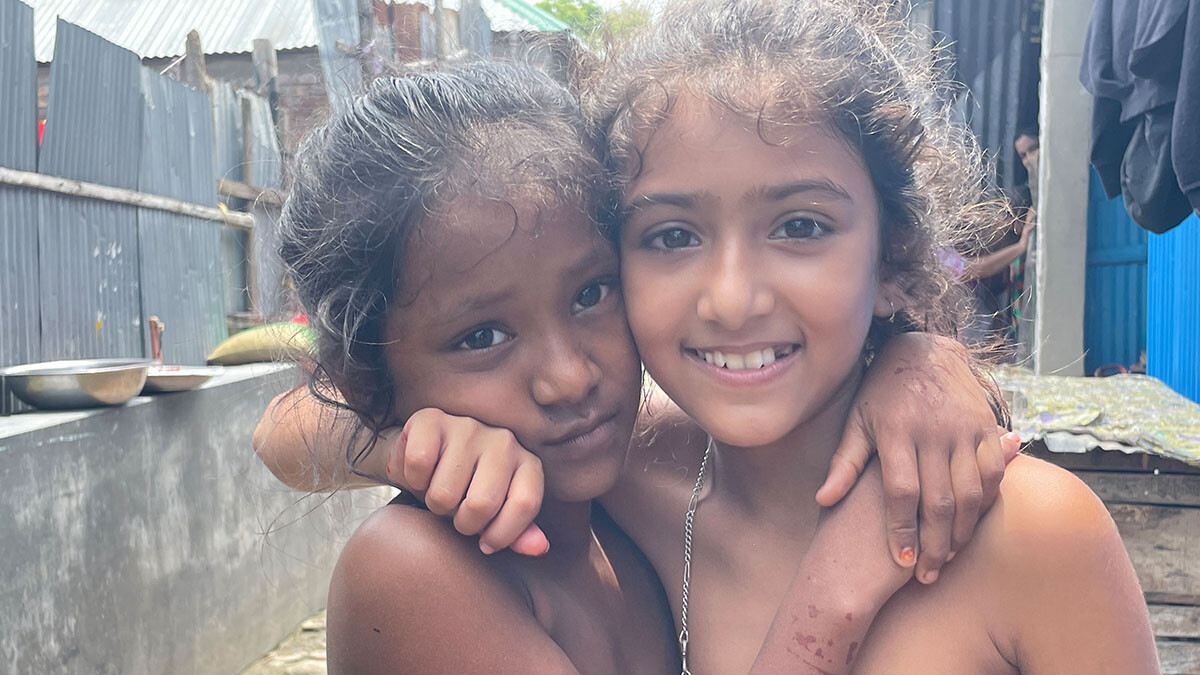 Due ragazze delle baraccopoli di Khulna, Bangladesh 2023