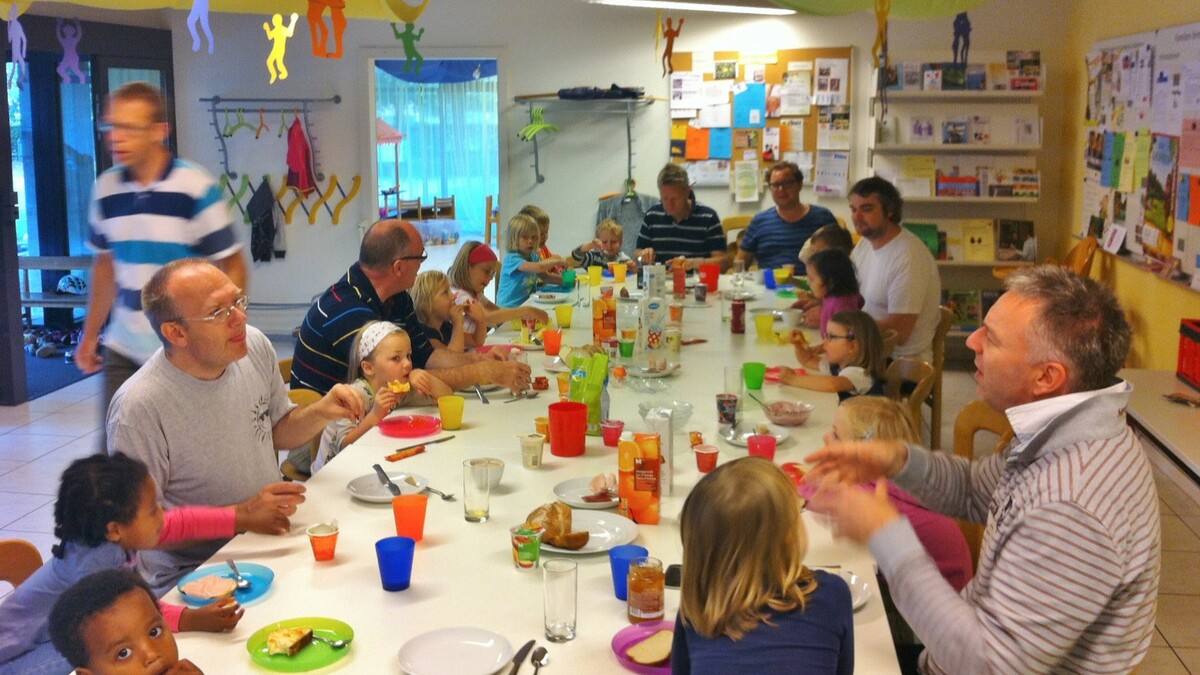 Vaki Zmorge - Junge Familien geniessen gemeinsam das Frühstück an einem Tisch