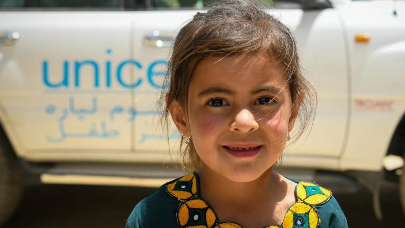 Mädchen vor UNICEF-Auto in Afghanistan