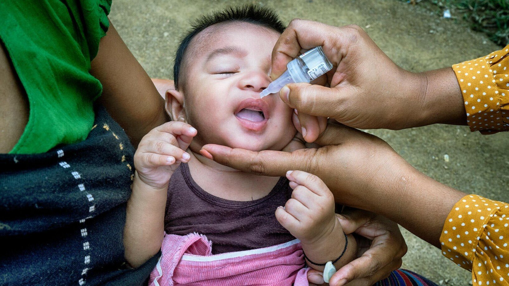 Ein kleiner Junge in Bangladesch erhält eine Schutzimpfung.