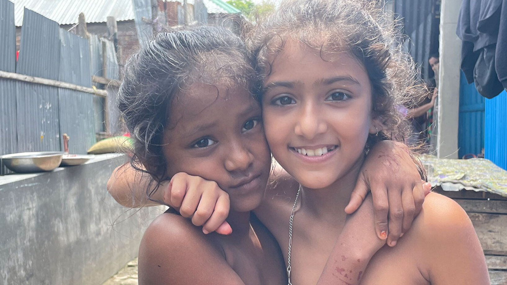 Zwei Mädchen aus den Slums in Khulna City, Bangladesch 2023