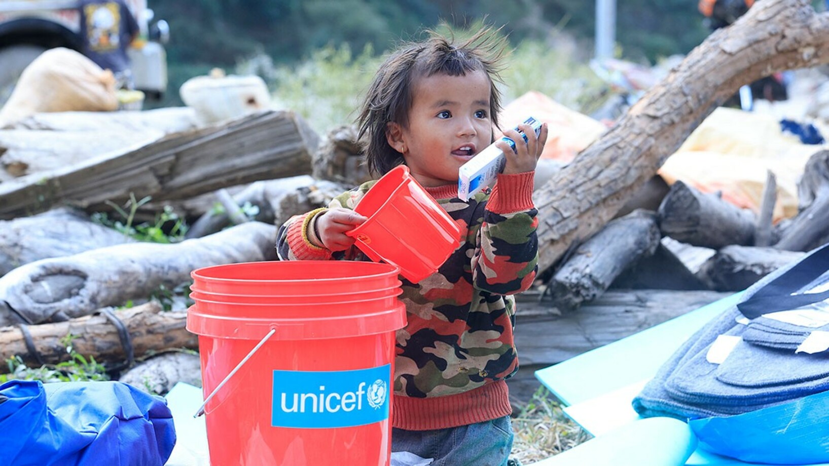 Kind UNICEF-Hilfsgüter Erdbeben Nepal