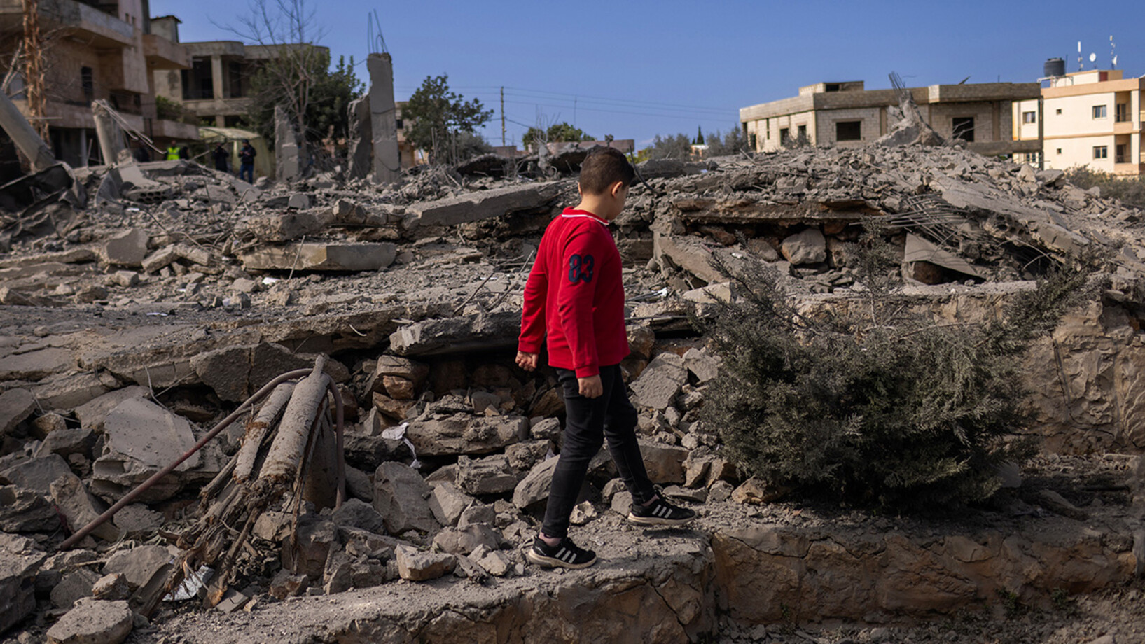 Am 22. Februar 2024 geht ein junger Libanese durch die Ruinen eines Hauses, das am tag davor durch einen israelischen Luftangriff zerstört wurde. 